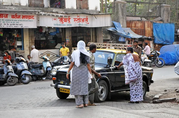 Indianer nehmen Taxi — Stockfoto