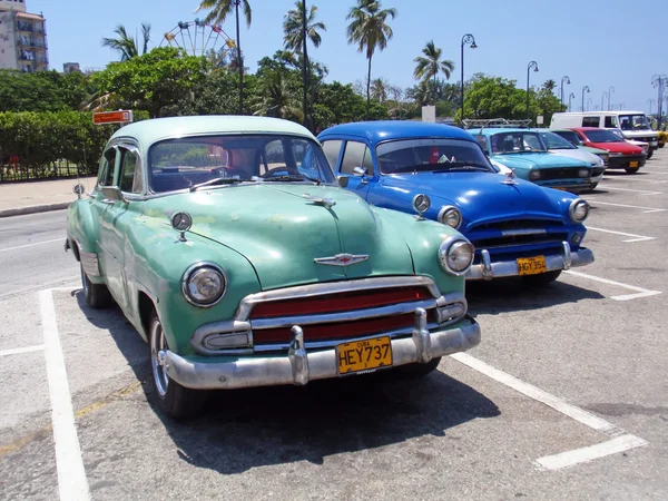 Barevné auta v havana, Kuba — Stock fotografie