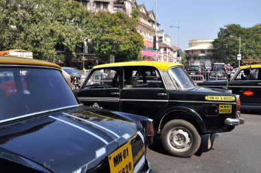 trafik sıkışıklığı içinde Hintli taksi