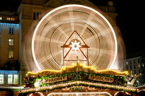 Гигантское колесо на Рождественском рынке в Дрездене — стоковое фото