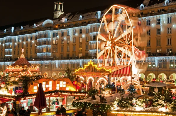 Рождественский рынок в Дрездене — стоковое фото