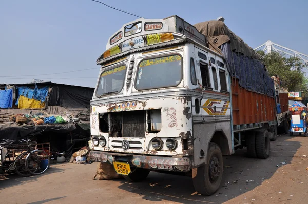 Индийский старый ржавый грузовик — стоковое фото