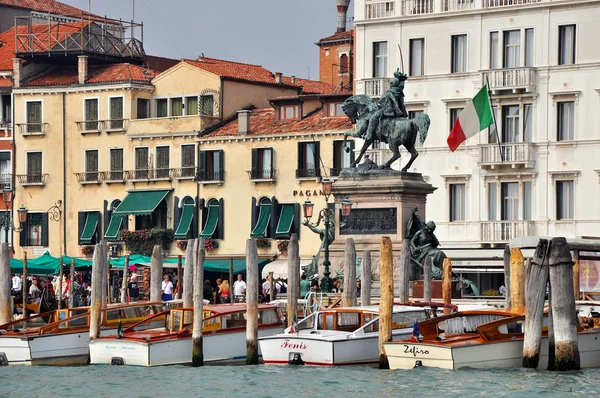 Venetian Promenade with Water Taxis — Stock Photo, Image