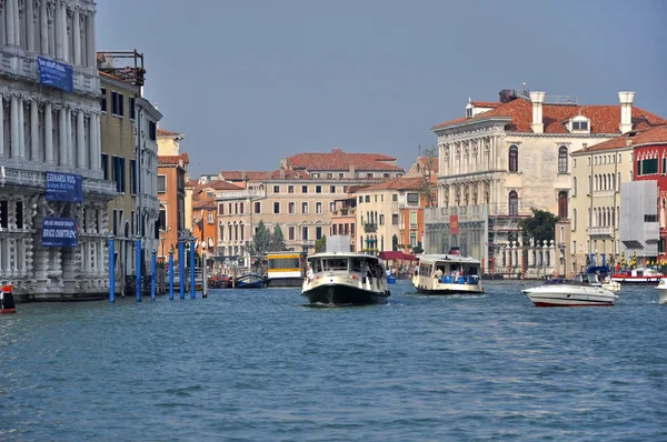 Венецианские лодки на Гранд-канале — стоковое фото