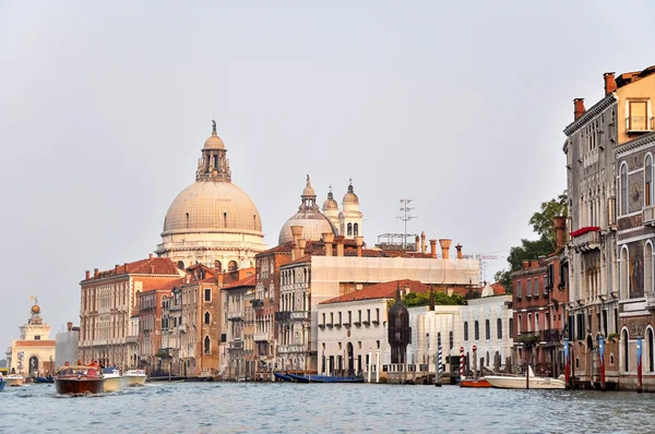 Motorbåtar på grand kanal i Venedig — Stockfoto