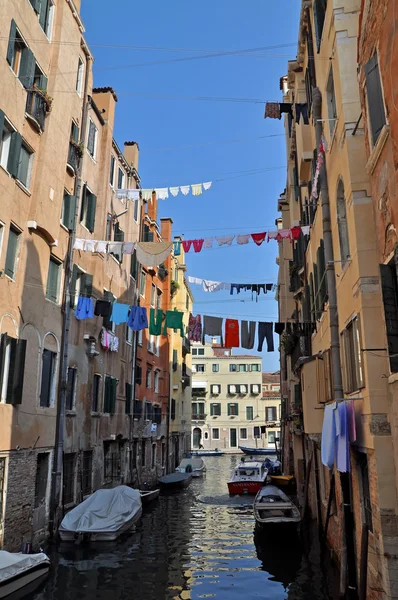 ボートや服を着てヴェネツィア チャネル — ストック写真