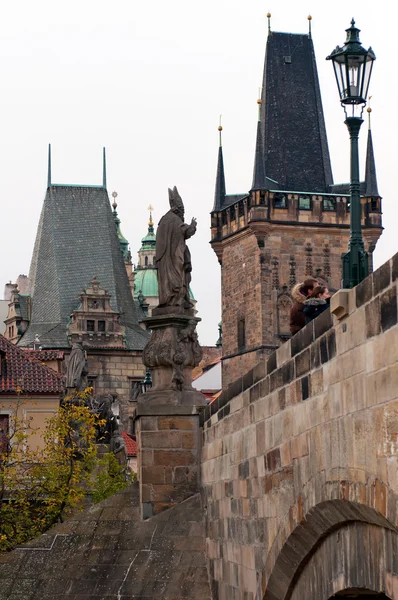 Prag kuleleri ve Charles Köprüsü — Stok fotoğraf