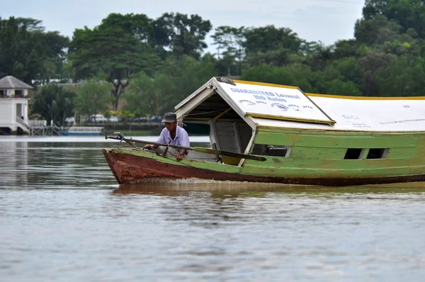 Barco local no rio Sarawak — Fotografia de Stock