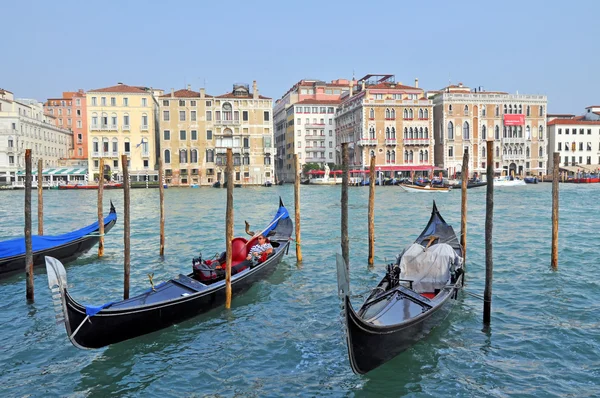 Venedik 'te Gondolcu — Stok fotoğraf