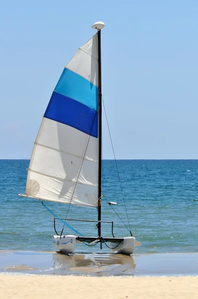 Segelbåt på stranden — Stockfoto