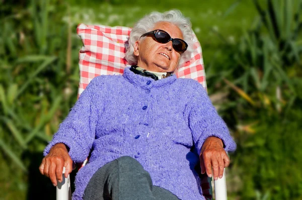 La donna anziana ha un riposo — Foto Stock
