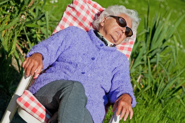 Äldre kvinna har en vila — Stockfoto