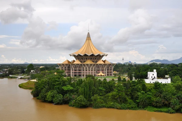 Nouvel édifice du Parlement et fort Margherita à Kuching — Photo
