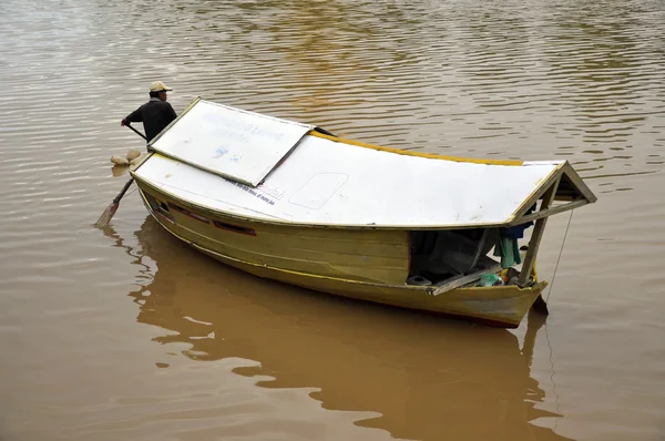 Човен на березі річки в місті Kuching — стокове фото