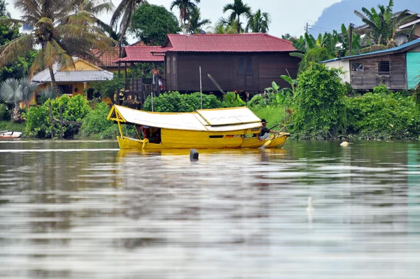 Βάρκα στον ποταμό σε kuching — Φωτογραφία Αρχείου