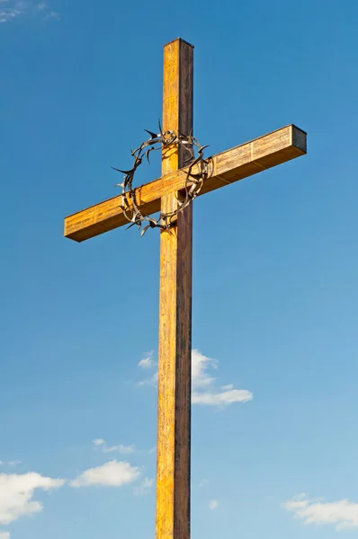 Крест на синем фоне — стоковое фото