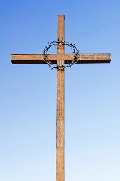 Крест на синем фоне — стоковое фото
