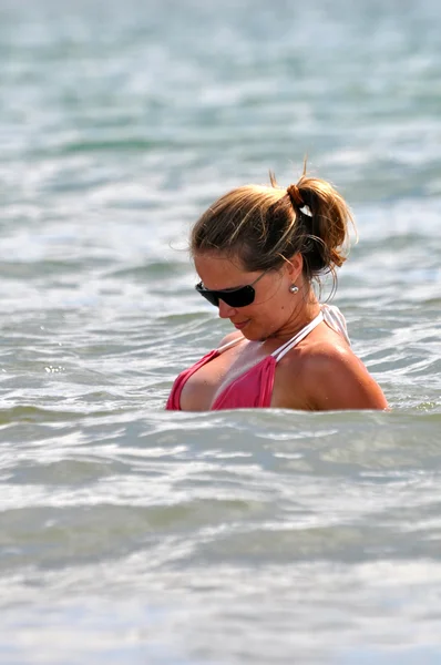 Attrayant sexy femme dans une mer — Photo