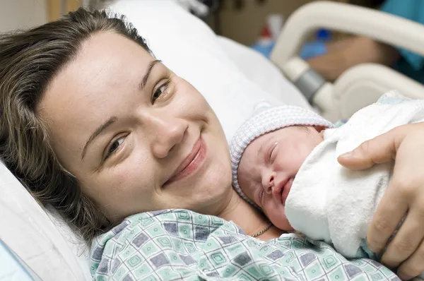 Mãe feliz com bebê recém-nascido — Fotografia de Stock
