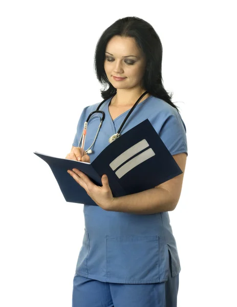 Όμορφη γυναίκα νοσοκόμα γράφοντας ιατρικός φάκελος — Φωτογραφία Αρχείου