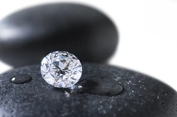 Diamant auf dem schwarzen Stein — Stockfoto