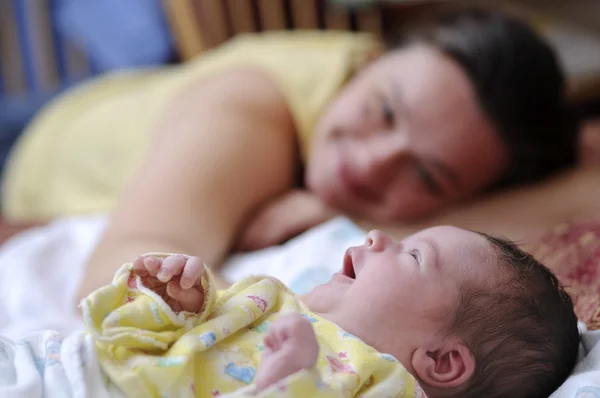 Újszülött baba boldog anya képe — Stock Fotó
