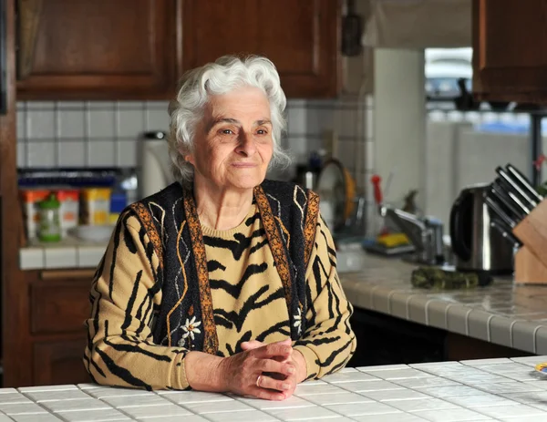 Porträtt av en äldre kvinna i köket — Stockfoto