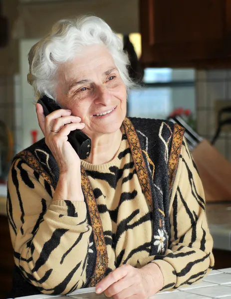 Портрет старшої жінки, що розмовляє по телефону — стокове фото