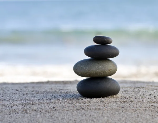 Pedras de estilo zen junto ao oceano. Profundidade de campo rasa — Fotografia de Stock