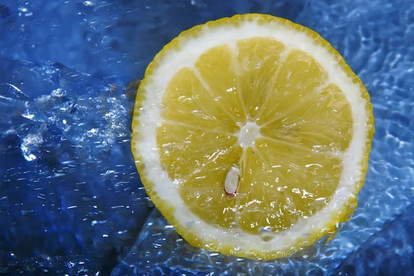 Лимон в потоке воды — стоковое фото