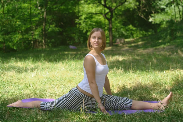 Yoga in der Natur — Stockfoto