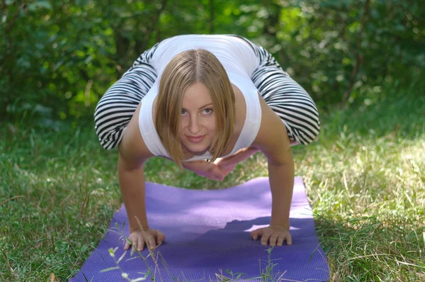 Yoga sulla natura — Foto Stock