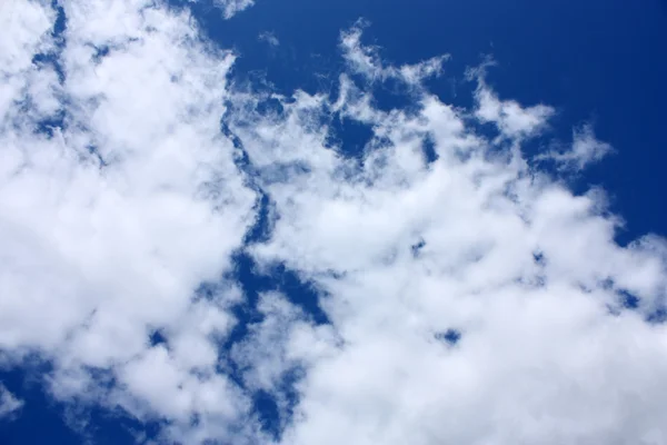 Μπλε ουρανός και σύννεφα ως φόντο — Φωτογραφία Αρχείου