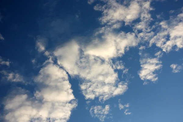 Blauwe hemel en wolken hart-vormige — Stockfoto