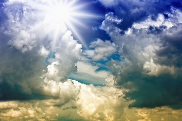 云的天空，太阳 — 图库照片