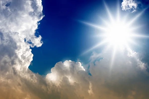 Sol brillante y nubes — Foto de Stock