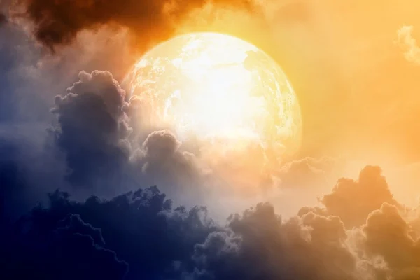 Cielo drammatico con pianeta incandescente — Foto Stock