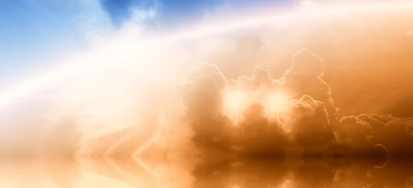 Яркая радуга в облаках — стоковое фото