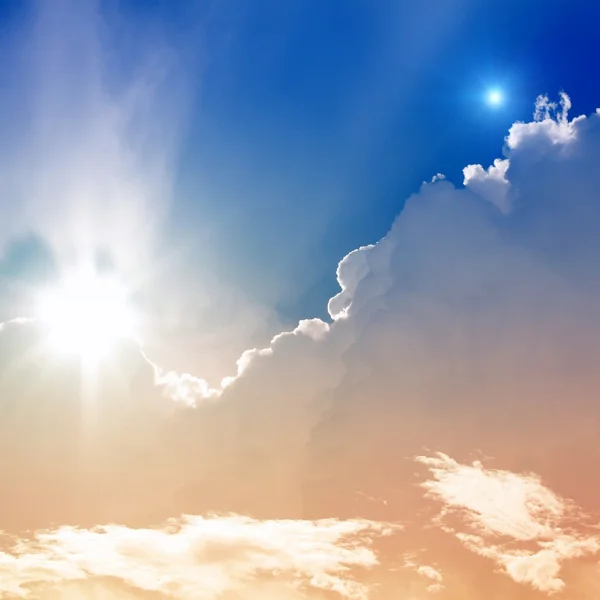 Солнце и звезда в небе — стоковое фото