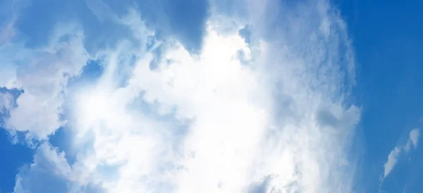 Zon aan blauwe hemel — Stockfoto