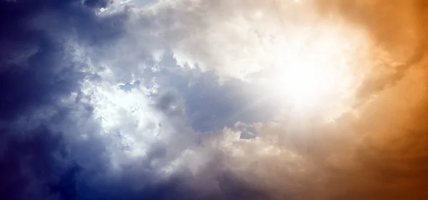 Dramatiska himlen med ljusa solen — Stockfoto