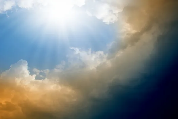 Strålande sol och mörka moln — Stockfoto