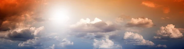 Драматическое небо с ярким солнцем — стоковое фото