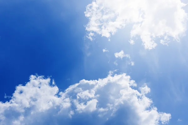 Красивое голубое небо — стоковое фото