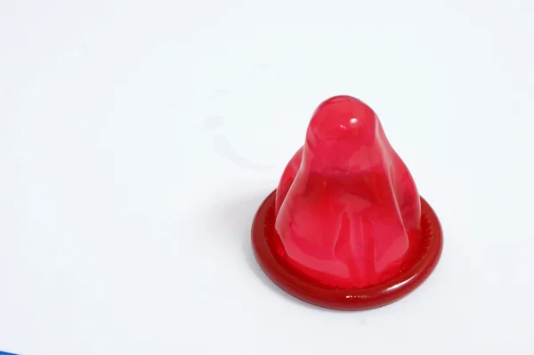 Rotes Kondom — Stockfoto