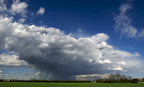 Nuvem com chuva — Fotografia de Stock