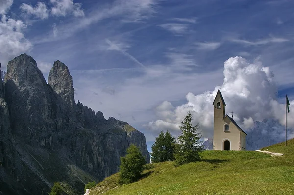 教会在阿尔卑斯山 — 图库照片