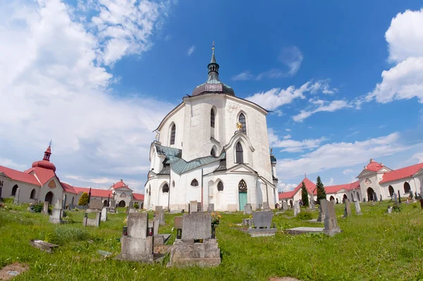 Kloster i en kyrkogård — Stockfoto