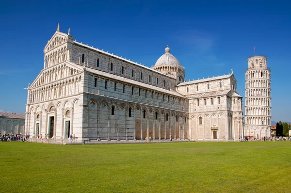 Torre inclinada de Pisa, Itália e a Catedral — Fotografia de Stock