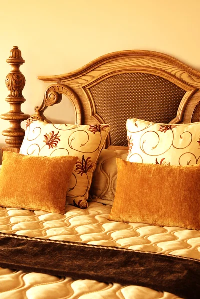 Almofadas coloridas na cama — Fotografia de Stock